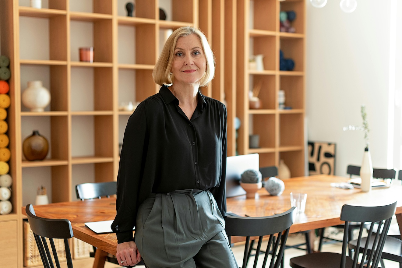 Virtual CMO (Chief Marketing Officer) - woman leaning against table